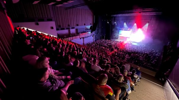 <p>Der große Saal war bis auf den letzten Platz gefüllt.</p>