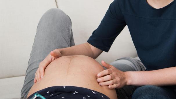 <p>Eine Hebamme untersucht im Rahmen der Vorsorge eine Schwangere.</p>