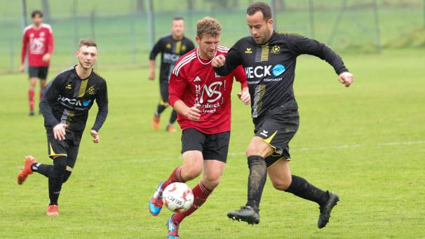 <p>Bittere Pille für die Bütgenbacher um Renaud Bielen (rechts): In den Schlussminuten gaben sie zwei Punkte her – einen nahm der HSV (Joël Fickers, Mitte) natürlich gerne mit.</p>