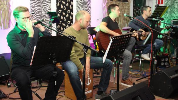 <p>Regionale Künstler sorgten bei „Born to care“ für die richtige musikalische Untermalung.</p>