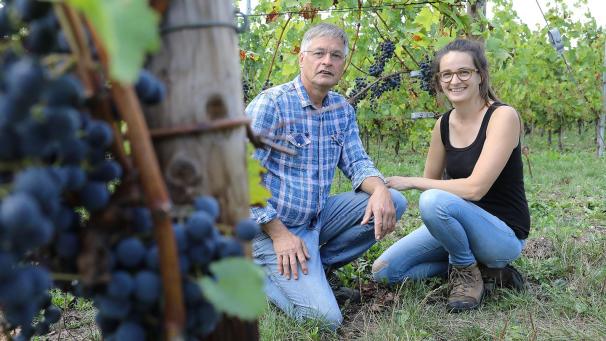 <p>Sie zählen zu den bekanntesten Winzer in Luxemburg: Laurent Kox sowie seine Tochter und Nachfolgerin Corinne erzeugen auf ihrem Gut in Remich auch Rotweine.</p>