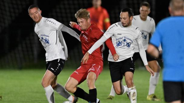 <p>St.Vith feierte gegen Lontzen den dritten Sieg in Folge (hier nimmt es Lontzens François Dussin mit Romain Frère und Dylan Kohn auf).</p>