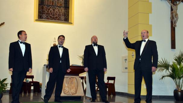 <p>Hochkonzentriert verfolgten die Besucher die ausgezeichneten Stimmen der Absolventen des berühmten St. Petersburger Konservatoriums.</p>