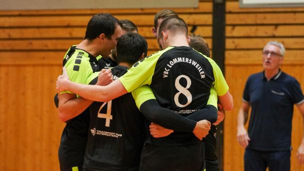 <p>Die Herren des VBC Lommersweiler fahren den ersten Sieg ein.</p>