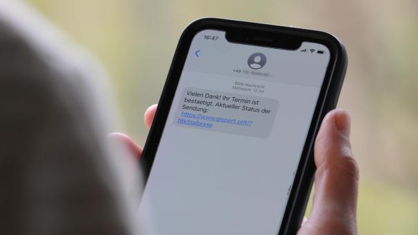 <p>Betrugs-SMS mit der „Smishing“-Masche bleiben ein gravierendes Problem.</p>