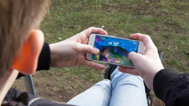 <p>Manche Kinder und Jugendliche verbringen sehr viel Zeitvor digitalen Endgeräten.</p>