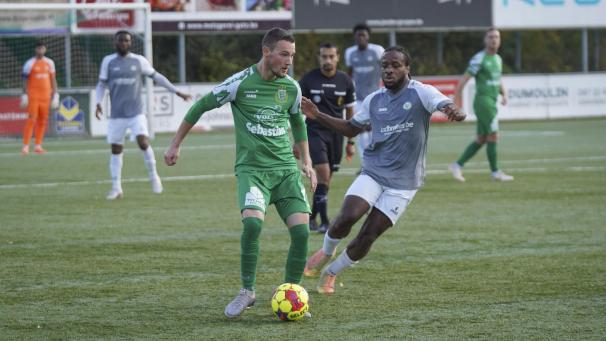 <p>William Belle (am Ball) brachte Kelmis früh auf den richtigen Weg.</p>