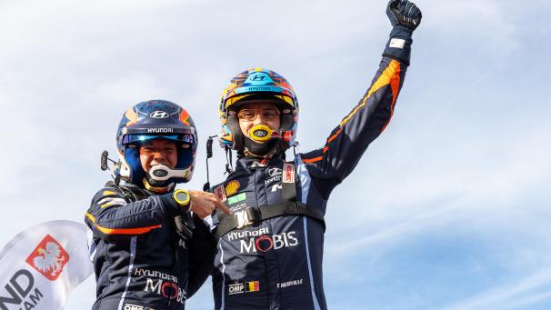 <p>Thierry Neuville feiert mit Copilot Martijn Wydaeghe seinen 19. WM-Sieg.</p>