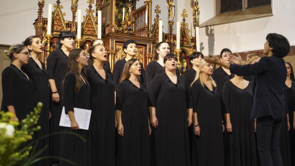 <p>Den Sängerinnen und ihrer Dirigentin Teona Tsiramua ist es eine Herzensangelegenheit, die georgische Chortradition zu pflegen.</p>