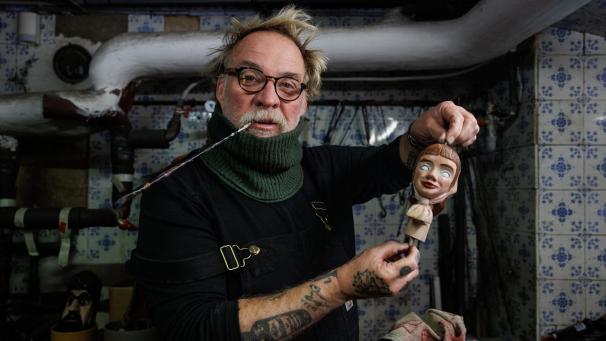 <p>Bouli Lanners auf neuen Wegen: Das Bild zeigt ihn dieser Tage bei der Restaurierung einer Puppe.</p>
