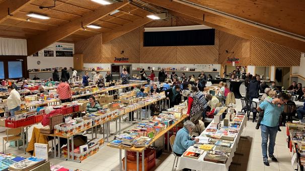 <p>In der Deidenberger Festhalle war am Wochenende reges Stöbern angesagt.</p>