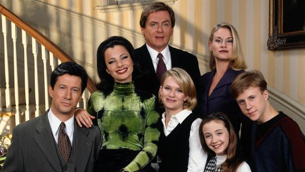 <p>Die Besetzung von „The Nanny“ im Uhrzeigersinn von links nach rechts: Charles Shaughnessy, Fran Drescher, Daniel Davis, Lauren Lane, Benjamin Salisbury, Madeline Zima, und Nicholle Tom. Die US-Sitcom wurde vor 30 Jahren erstmals ausgestrahlt.</p>