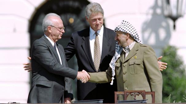 <p>Es war wie ein Wunder, als der israelische Ministerpräsident Izchak Rabin (links) und PLO-Chef Jassir Arafat (r.) 1993 den Osloer Friedensvertrag schlossen und sich vor dem Weißen Haus in Washington die Hand reichten. In der Mitte ist der damalige US-Präsident Bill Clinton zu erkennen. Die Vereinbarung brachte aber keinen dauerhaften Frieden.</p>