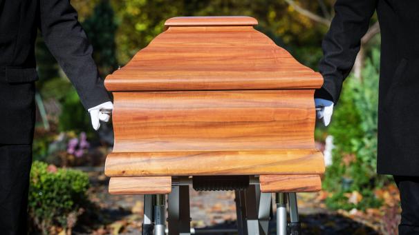<p>Ob Sarg oder Einäscherung – Energie- und Materialpreise setzen auch der Bestattungsbranche zu.</p>