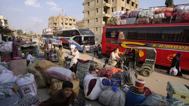 <p>Afghanische Familien wartenin Karachi auf Busse, die sie in ihr Heimatland zurückbringen sollen.</p>