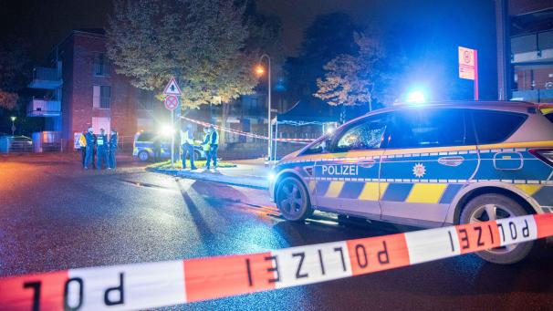 <p>Absperrband umgibt den Ort, an dem die Polizei in Köln auf einen 16-Jährigen geschossen hat.</p>