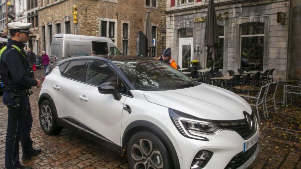 <p>Dieser Franzose hat sich in die Fußgängerzone am Markt verirrt. Bettina Bierfeld klärt ihn auf.</p>