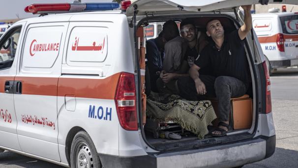 <p>Ein palästinensischer Krankenwagen kommt am Grenzübergang zwischen Gaza und Ägypten an.</p>