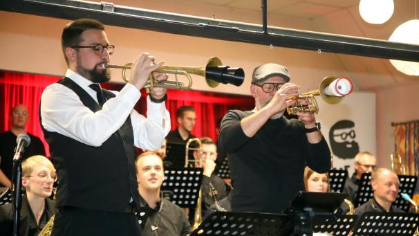 <p>Antoine Colin (links) und Jean-Pol Steffens spielten ein gemeinsames Solo an der Trompete.</p>