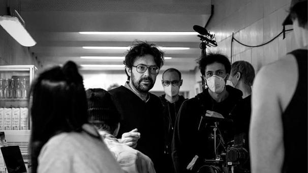 <p>Regisseur Manuel Liebscher (Bildmitte) am Set von „Halb zehn“. Ihm wird eine Ähnlichkeit mit dem „Professor“ aus der Netflix-Serie „Haus des Geldes“ nachgesagt.</p>