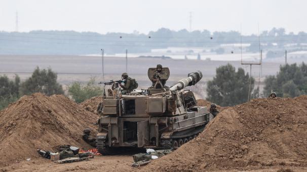 <p>Israelische Soldaten sitzen auf einem Panzer in der Nähe der Grenze zwischen Israel und Gaza.</p>