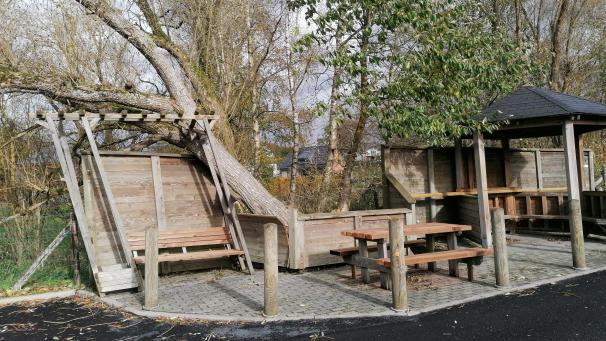 <p>Hiner derFesthalle zum Tünnes in Deidenberg war ein Baum umgekippt.</p>