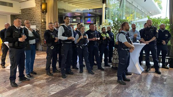 <p>Hier sind die Ordnungsdienstmitarbeiter nicht draußen unterwegs, sondern feiern ihr Jubiläum.</p>