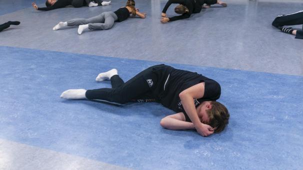 <p>Die Tänzer spüren den ersten autonomen Bewegungen im Mutterleib da.</p>