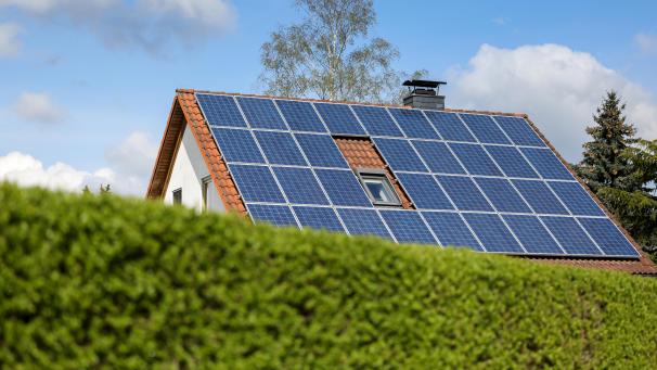 <p>Mehr als die Hälfte aller Einfamilienhäuser in Europa könnten sich laut einer Studie zurzeit selbst vollständig mit Strom und Wärme versorgen.</p>