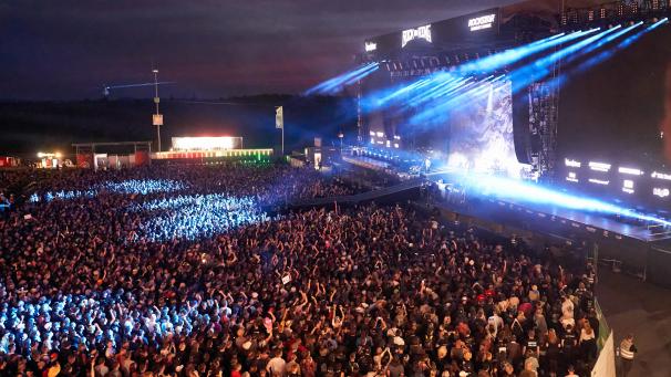 <p>Fans stehen beim Auftritt der britischen Rockband „Muse“ 2022 vor der Hauptbühne des Festivals Rock am Ring.</p>