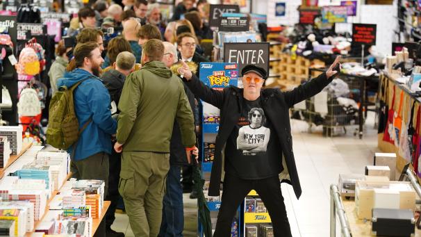 <p>Beatles-Fans stehen in einem Shop in Liverpool Schlange, um bei einem Mitternachts-Event den letzten Beatles-Song „Now And Then“ schnellstmöglich in den Händen zu halten.</p>