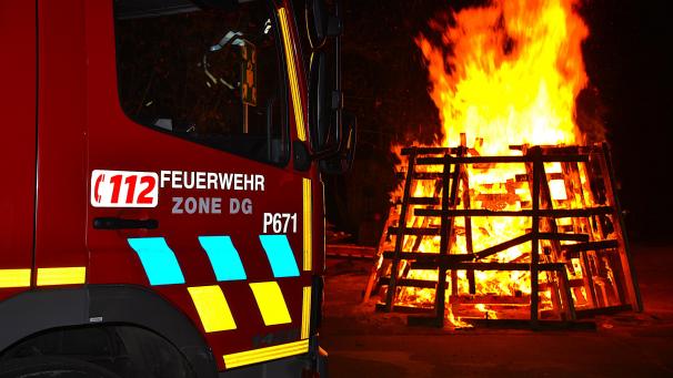 <p>Zum Abschluss wird ein Feuer an der Städtischen Grunschule entzündet.</p>