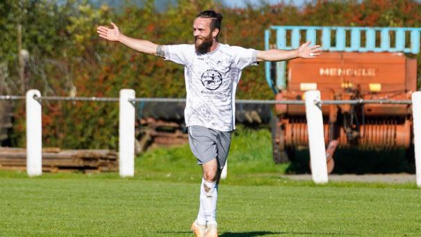 <p>Auch wenn er mittlerweile für Elsenborn auf Torejagd geht, knabbert Tom Mackels immer noch am bitteren Abstieg mit Büllingen 2019.</p>