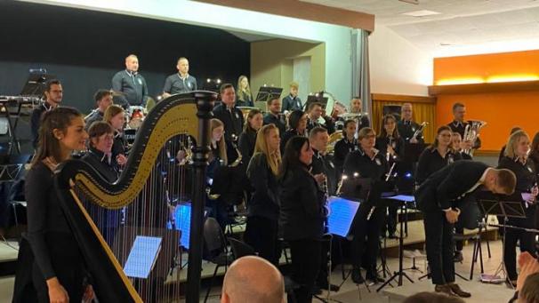 <p>Die Walleroder Musiker präsentierten ein abwechslungsreiches Programm zum Thema Legenden in der Medeller Schützenhalle.</p>