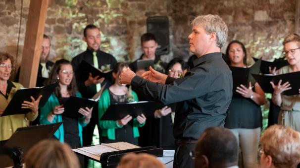 <p>Rainer Hilger dirigiert Carmina Viva.</p>