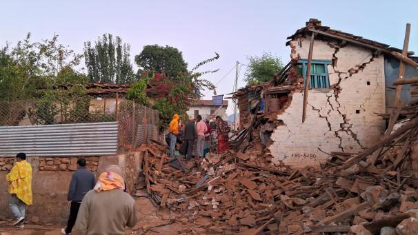 <p>Menschen suchen nach dem Erdbeben in Thaple in Jajarkot im äußersten Westen Nepals nach ihren Habseligkeiten in den Trümmern.</p>