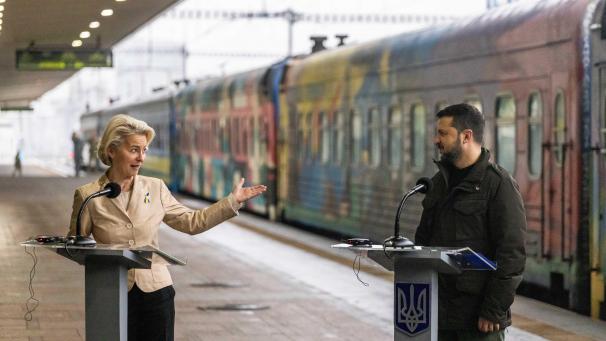 <p>Ursula von der Leyen, Präsidentin der Europäischen Kommission, spricht neben Wolodymyr Selenskyj, Präsident der Ukraine, nach ihren Ankunft am Bahnhof in Kiew. Von der Leyen ist zu ihrem sechsten Besuch in der Ukraine seit dem russischen Angriff vor gut 20 Monaten eingetroffen.</p>