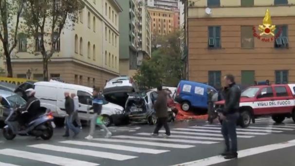 <p>An einer Straße im italienischen Quarrata haben sich Fahrzeuge durch das Unwetter übereinander geschoben. Nach den heftigen Unwettern in Teilen Italiens räumen die Menschen auf.</p>
