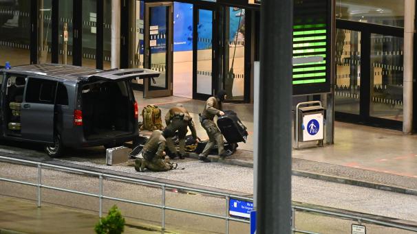 <p>Bewaffnete Polizisten mit Spezialausrüstung sind am Hamburger Flughafen im Eisatz. Dieser ist nach dem Eindringen eines Fahrzeugs auf das Gelände gesperrt worden.</p>