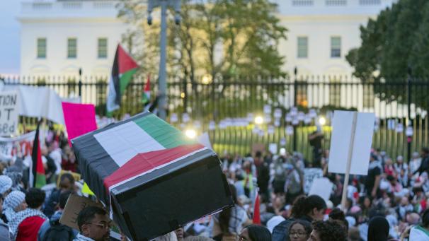 <p>Anti-Kriegs-Aktivisten mit einer Sarg-Attrappe protestieren vor dem Weißen Haus in Washington während einer pro-palästinensischen Demonstration für einen Waffenstillstand in Gaza.</p>