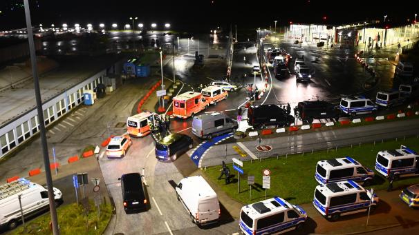<p>Polizeifahrzeuge und Krankenwagen stehen am Hamburger Flughafen. Der ist nach dem Eindringen eines Fahrzeugs auf das Gelände gesperrt worden.</p>