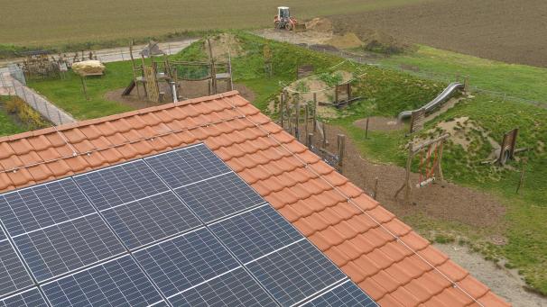 <p>Fotovoltaikanlage auf einem Dach.</p>