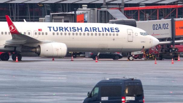 <p>Auf dem Vorfeld des gesperrten Hamburger Flughafens steht eine Maschine der Turkish Airlines. Hinter der Maschine steht ein Auto mit dem mutmaßlichen Geiselnehmer mit seinem Kind darin.</p>