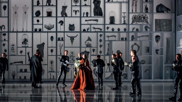 <p>Szenenbild einer Aufführung der Gemeinschaftsproduktion von Hoffmanns Erzählungen an der Oper von Lausanne.</p>