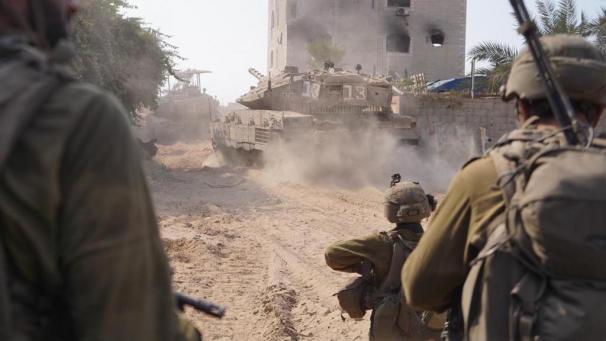 <p>Auf diesem von den israelischen Streitkräften via XinHua veröffentlichten Foto setzen israelische Truppen die Bodenoperationen im Gazastreifen mit militärischen Fahrzeugen fort.</p>