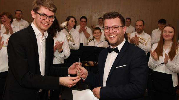 <p>Joannes Van Meensel übergab Yannick Plumacher den Taktstock.</p>