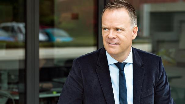 <p>Der Journalist Christian Sievers, Moderator des „heute journal“ im ZDF, wird mit seinem Buch „Grauzonen“ beim Eifel-Literatur-Festival zu Gast sein. Darin verdeutlicht er die Herausforderungen, Dilemmata und die große Verantwortung eines Journalisten, der täglich großes Weltgeschehen in kleine Nachrichtenhäppchen verpacken muss.</p>