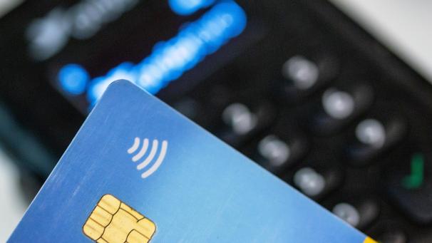 <p>Weil sie mit einer „gefundenen“ Bankkarte Rechnungen zahlte, wurde eine Eupenerin zu sechs Monaten und 1.600 Euro Geldstrafe verurteilt.</p>