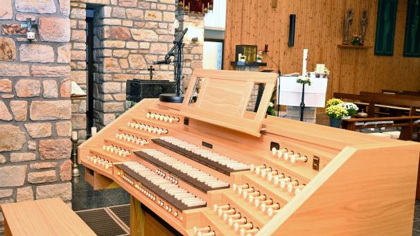<p>Die neue Digitalorgel der Marke Viscount wurde inzwischen intoniert und steht bereit für die Orgelweihe am Sonntag, 19. November, um 10.15 Uhr in der St. Barbara-Kirche.</p>