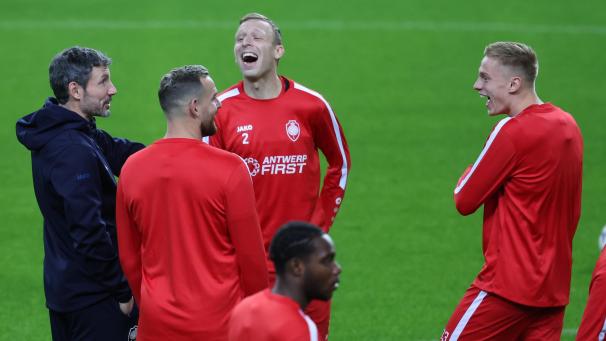 <p>Antwerp-Coach Mark van Bommel (links) mit Vincent Janssen, Ritchie De Laet und Kobe Corbanie.</p>